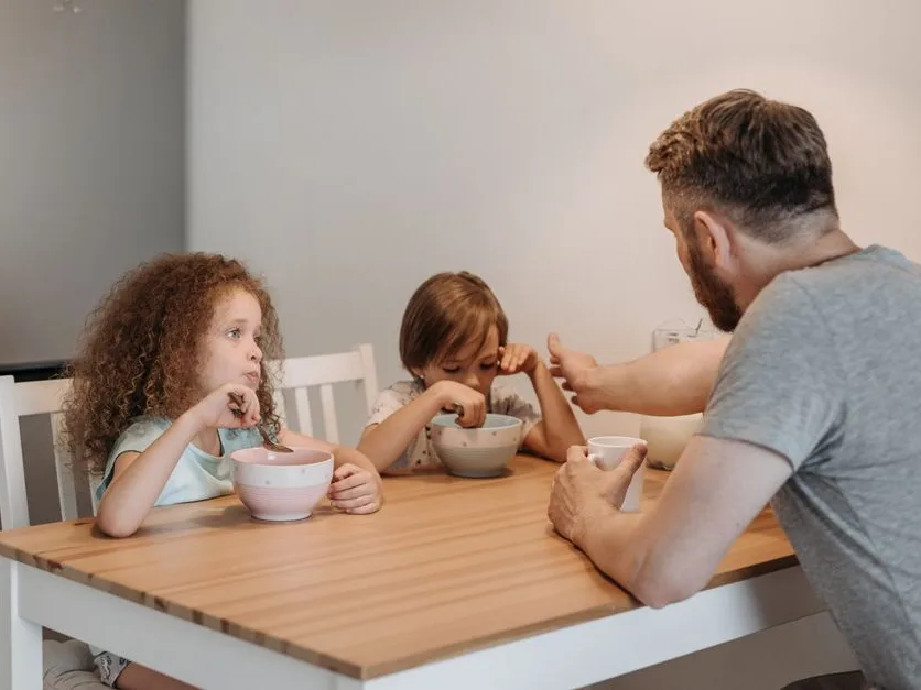 Une famille autour de la table de la cuisine