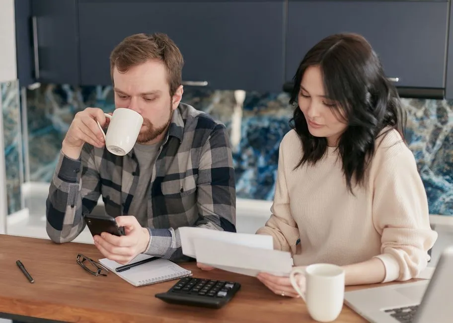 Salaire brut en net : bâtir le budget du foyer sur le vrai revenu